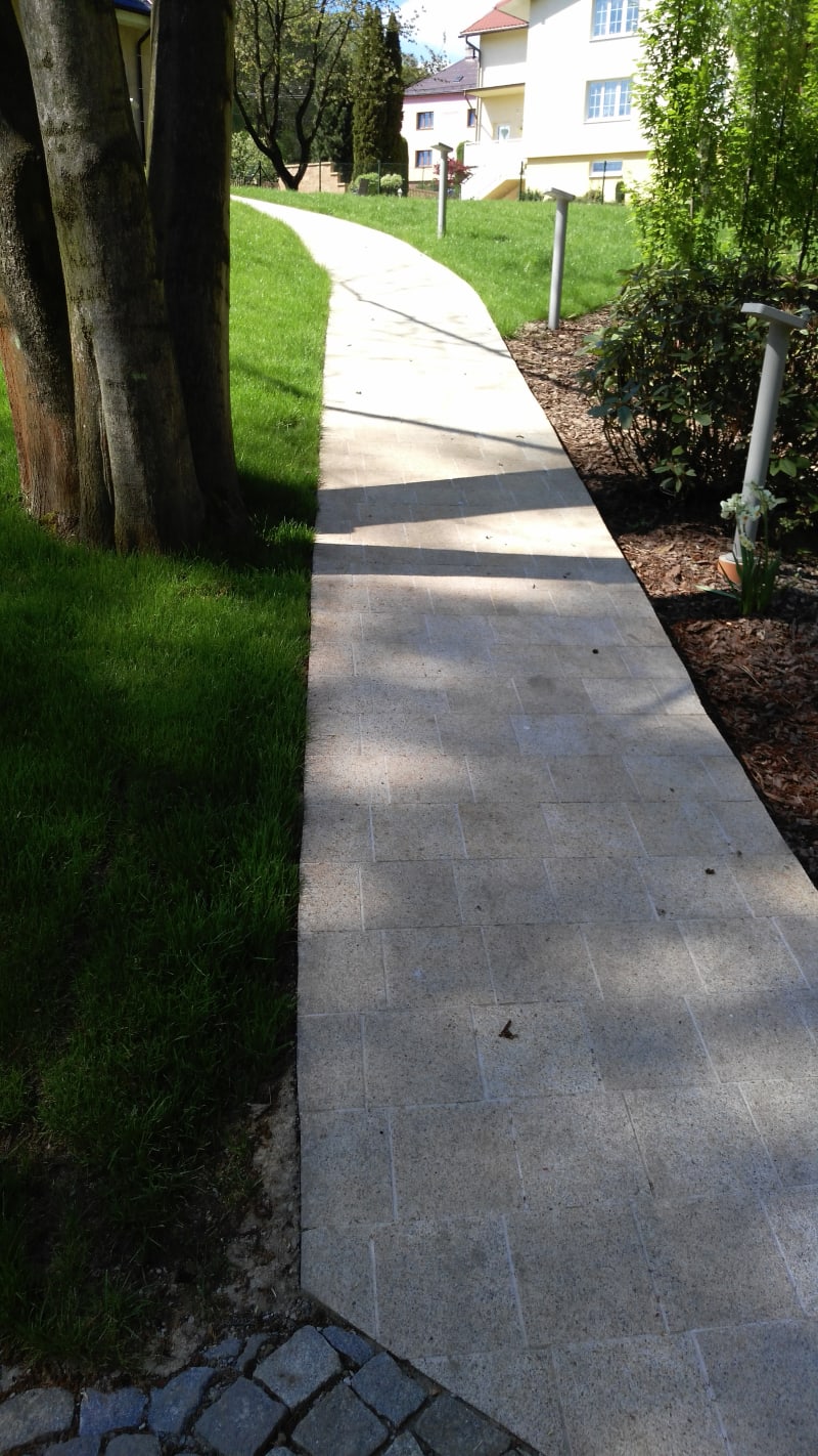 Chodníky, obruby a komunikace - realizace 4